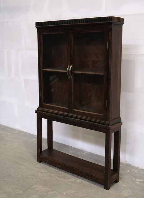 Elegant smalt vitrineskab