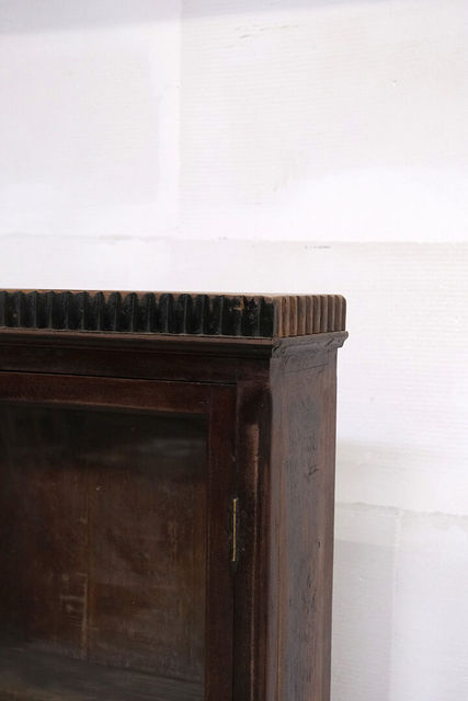 Elegant smalt vitrineskab